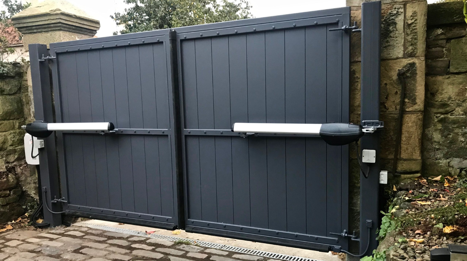 Motorized / Electric Gate in Tarzana, CA